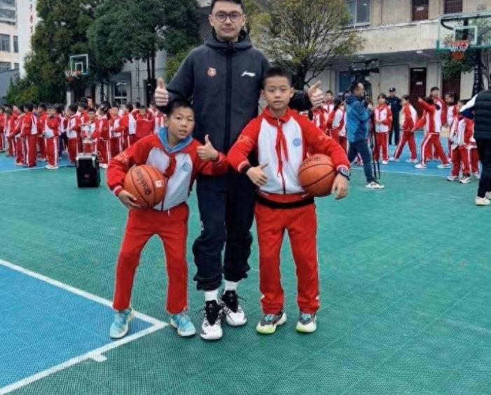 山西男篮球员原帅助力校园行活动：用篮球点亮孩子们的梦图1