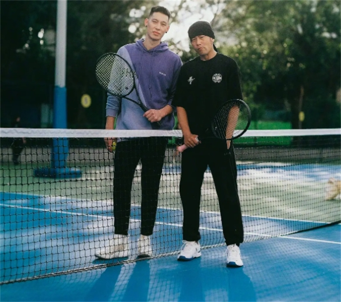 林书豪与周杰伦相约打网球 大方为兄弟庆生