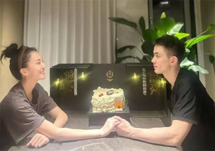 赵继伟庆祝九周年婚礼纪念日，与妻子甜蜜合影引发热议 图