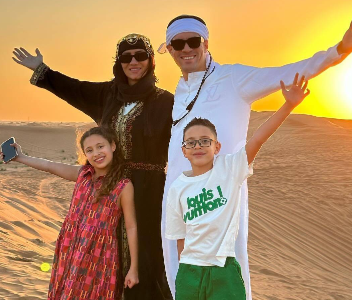 莫伊塞斯与家人迪拜度假 体验阿拉伯服饰甜蜜合影