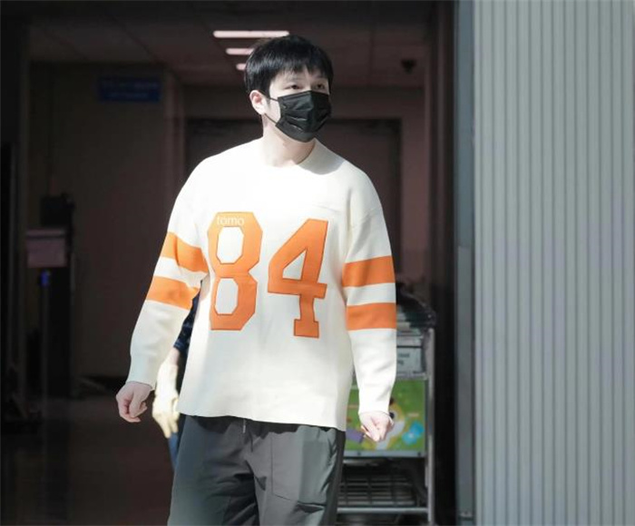 樊振东穿白色卫衣现身韩国机场 在仁川打的很不错图1