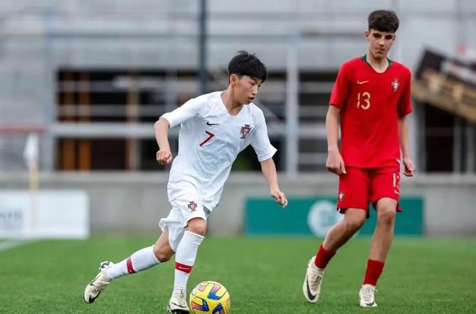 14岁中国足球新星惊艳欧洲足坛  被誉为全世界最伟大天 图